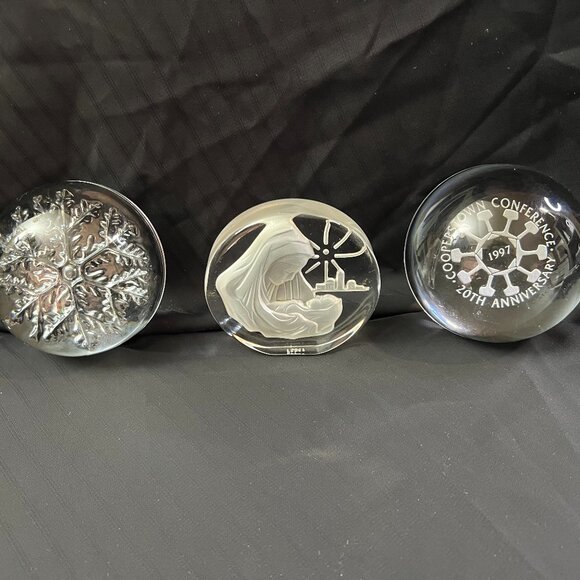 ROUND GLASS DESK PAPERWEIGHT 3 SET - Picture 3 of 15